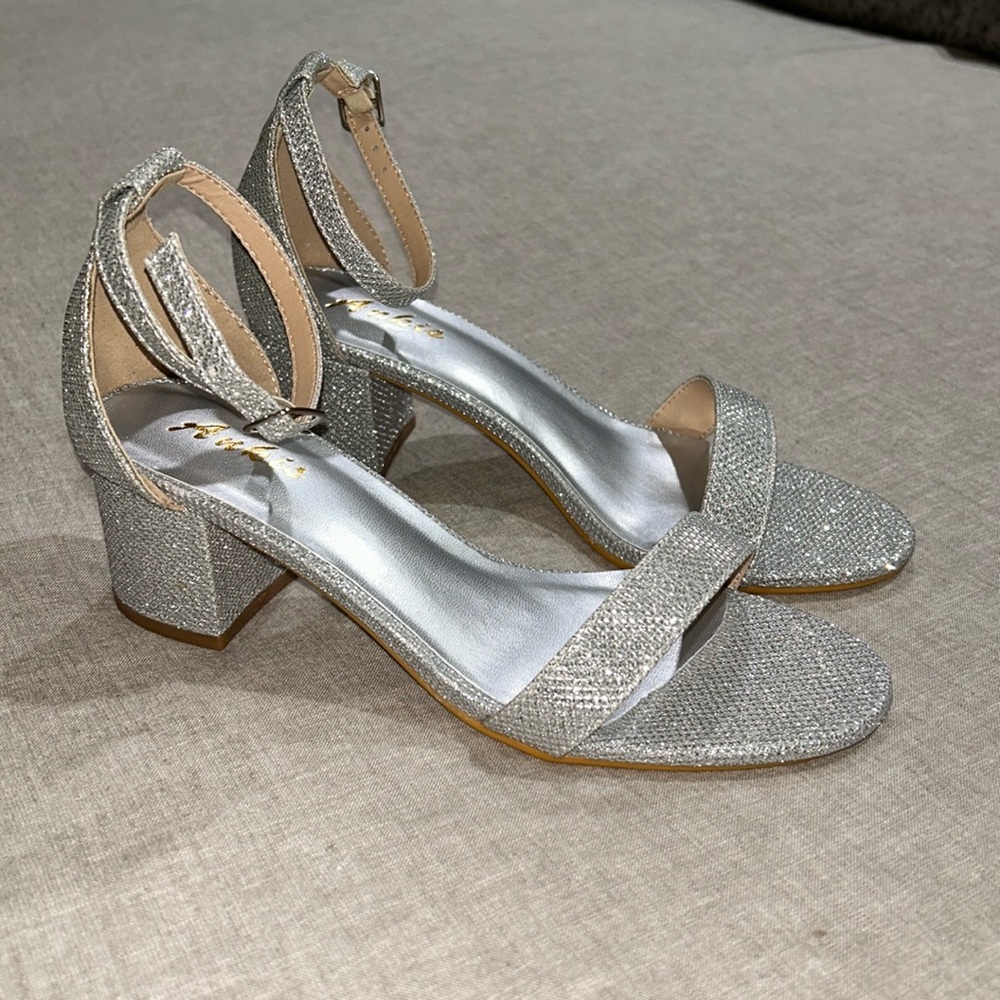 NWT Shimmery Silver Heels 6